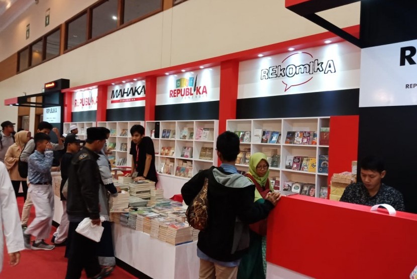 Suasana di hari pertama Islamic Book Fair (IBF) ke-19, di Jakarta Convention Center (JCC), Senayan, Jakarta, Rabu (26/2). Nampak antusiasme pengunjung jika dilihat dari kepadatan yang ada di setiap stand penerbit buku.