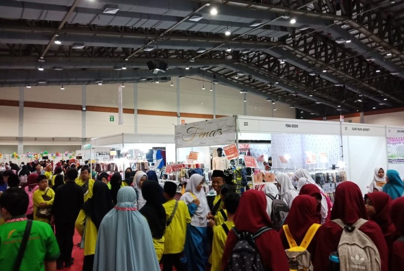 Suasana di hari pertama Islamic Book Fair (IBF) ke-19, di Jakarta Convention Center (JCC), Senayan, Jakarta, Rabu (26/2). Nampak antusiasme pengunjung jika dilihat dari kepadatan yang ada di setiap stand penerbit buku.