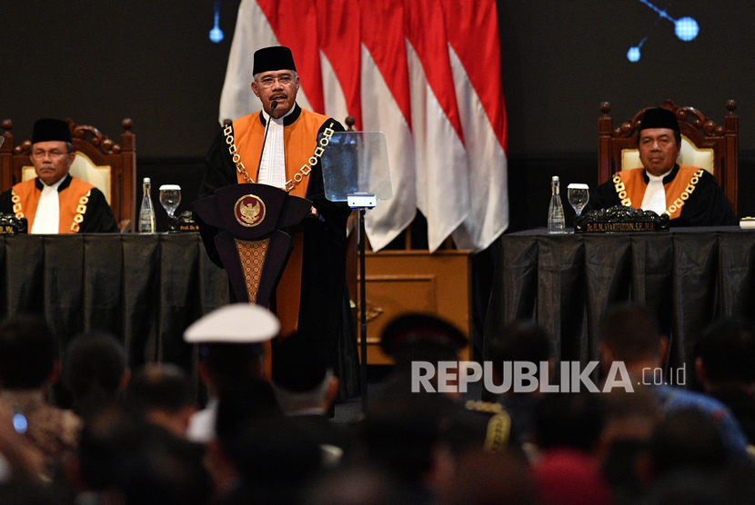 Ketua Mahkamah Agung Hatta Ali (tengah) menyampaikan laporan kinerja dalam Sidang Pleno Istimewa Laporan Tahunan Mahkamah Agung Tahun 2019 di Jakarta Convention Center, Jakarta, Rabu (26/2/2020). 