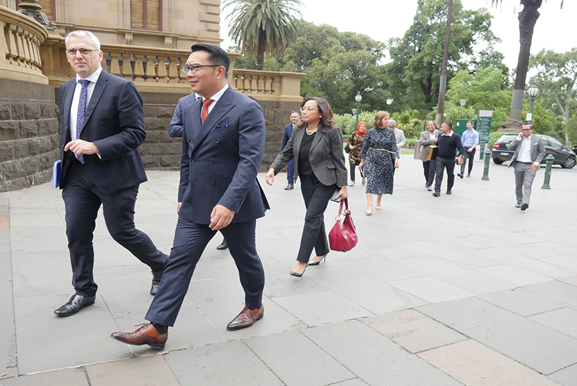 Gubernur Jabar Ridwan Kamil berjalan bersama Parliamant Secretary of Victoria, Danny Pearson menuju ruang pertemuan business lunch delegasi Jabar dengan unsur pemerintahan Victoria di Melbourne, Selasa (25/2). 