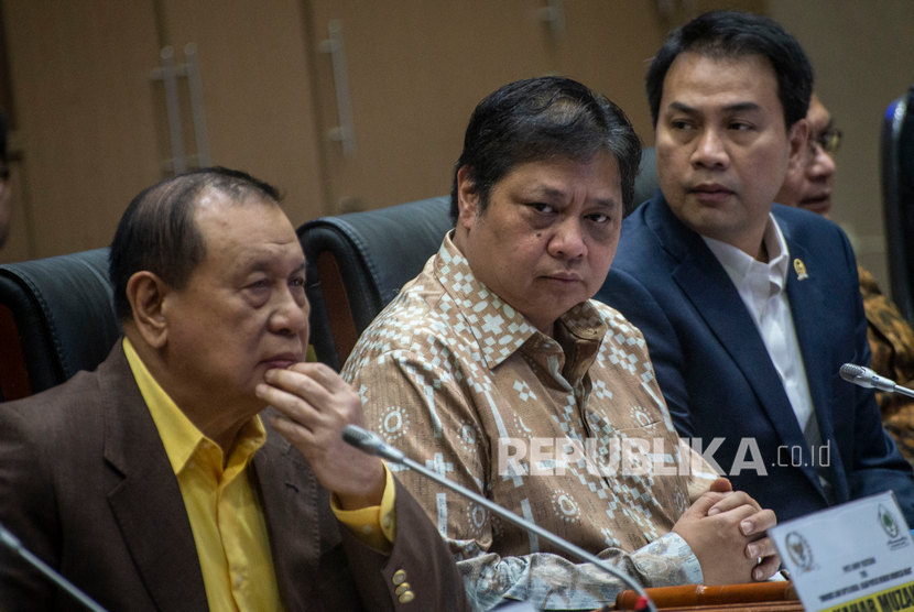 Ketum Partai Golkar Airlangga Hartarto (tengah), Wakil Ketua DPR Azis Syamsuddin (kanan) dan Ketua Fraksi Partai Golkar Kahar Muzakir (kiri) menghadiri focus group discussion (FGD) fraksi Partai Golkar di Kompleks Parlemen, Senayan, Jakarta, Rabu (26/2/2020). 