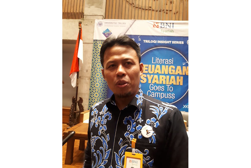 Pemimpin Divisi Perencanaan Strategis BNI Syariah Misbahul Munir usai menjadi pembicara dalam Literasi Keuangan Syariah Goes To Campus di Universitas Trilogi Jakarta, Rabu, (26/2).