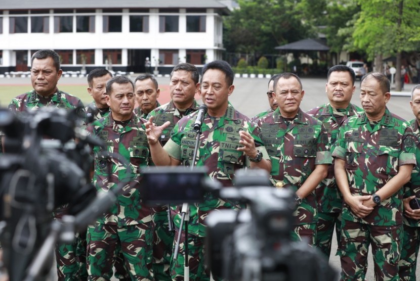 Kepala Staf Angkatan Darat (KSAD), Jenderal Andika Perkasa, saat memberikan pernyataan pers di Markas Besar TNI AD, Jakarta Pusat, Rabu (26/2)