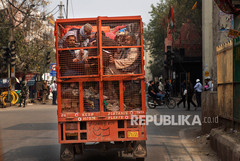 Setahun Kerusuhan Delhi, Keluarga Muslim Jual Rumah. Sekelompok Muslim berkerumun di belakang sebuah truk mini dan meninggalkan daerah itu setelah kerusuhan Selasa di New Delhi, India, Rabu, 26 Februari 2020.