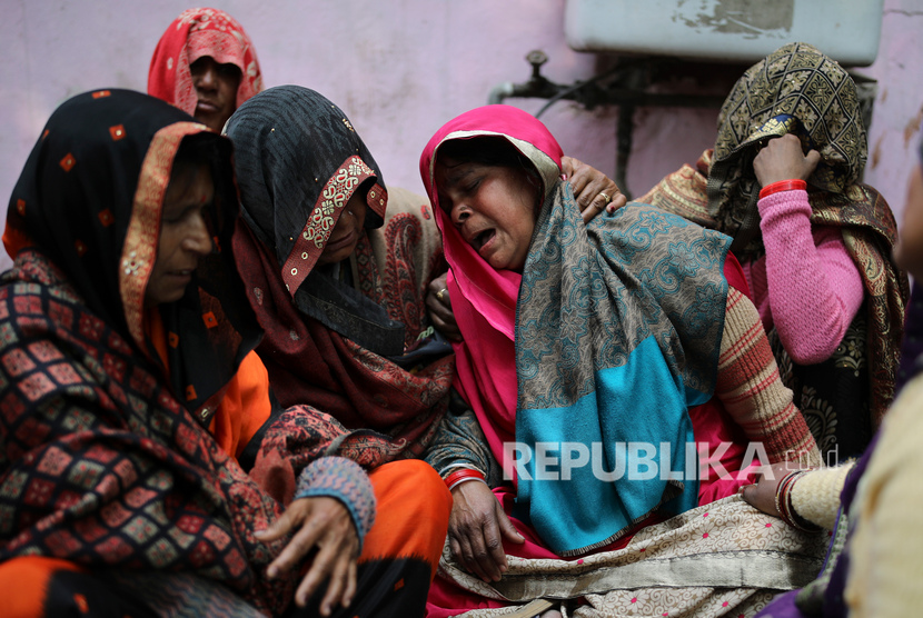 Anggota keluarga Rahul Solanki, yang terbunuh dalam bentrokan antara gerombolan Hindu dan Muslim yang memprotes undang-undang kewarganegaraan baru, menangis di luar kamar mayat di New Delhi, India, Rabu, 26 Februari 2020.