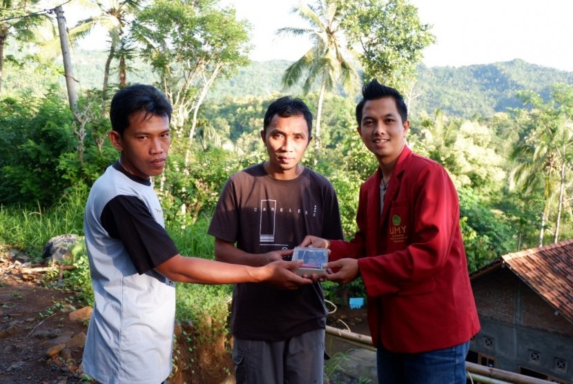 Penyerahan alat mitigasi bencana alam yakni early warning system (EWS) oleh tim KKN 072 Universitas Muhammadiyah Yogyakarta (UMY) kepada warga Dusun Sonyo, Jatimulyo, Girimulyo, Kulonprogo, belum lama ini. 