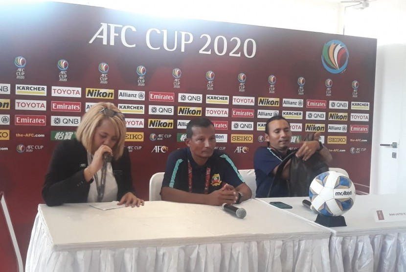 Pelatih Shan United, U Aung Naing (tengah) dalam konferensi pers usai laga melawan PSM Makassar di Stadion Madya, Jakarta, Rabu (26/2).