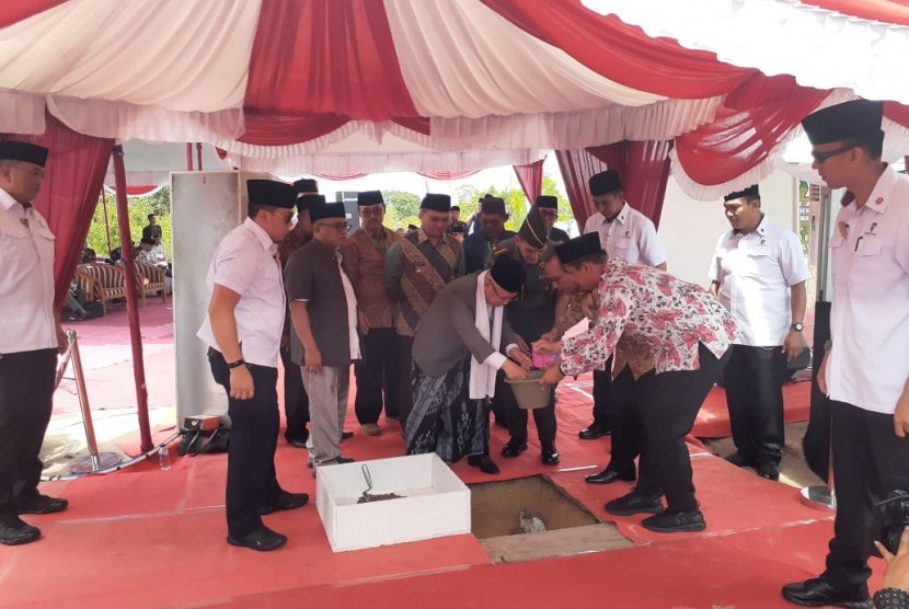 Wapres upayakan jamaah Indonesia tetap bisa umroh. Foto: Wakil Presiden Maruf Amin saat melakukan peletakan batu pertama Pesantren Annawawi Tanara 2 di Pangkalpinang, Bangka Belitung, Kamis (27/2).