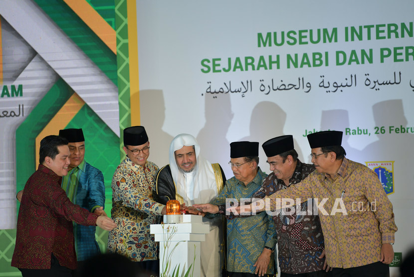 Ketua Umum Dewan Masjid Indonesia (DMI) Jusuf Kalla (ketiga kanan) bersama Sekretaris Jenderal Liga Islam Dunia Muhammad bin Abdul Karim Al-Issa (keempat kanan), Gubernur DKI Jakarta Anies Baswedan (ketiga kiri), Ketua Panitia Pembangunan Museum Syafruddin (kedua kiri), Menteri BUMN Erick Thohir (kiri), Menteri Agama Fachrul Razi (kedua kanan) dan Menteri Agraria dan Tata Ruang Sofyan Djalil (kanan) menekan tombol menandai peresmian Groundbreaking Museum Internasional Sejarah Nabi dan Peradaban Islam di Ancol, Jakarta, Rabu (26/2/2020). 