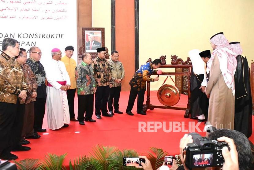 Ketua MPR RI Bambang Soesatyo menerima kunjungan Sekretaris Jenderal Liga Muslim Dunia (Rabithah Al Alam Al Islami), H.E. Mr.  Sheikh Mohammed bin Abdulkarim Al Issa, di Gedung MPR RI, Jakarta, Kamis (27/2/20).
