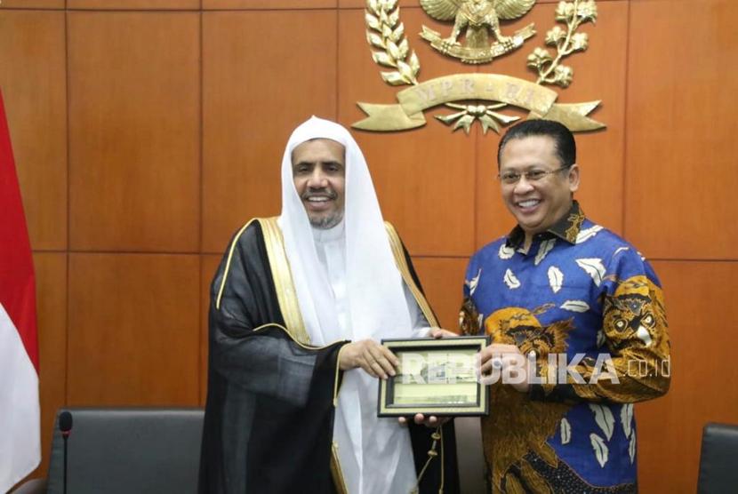 Ketua MPR RI Bambang Soesatyo menerima kunjungan Sekretaris Jenderal Liga Muslim Dunia (Rabithah Al Alam Al Islami), H.E. Mr.  Sheikh Mohammed bin Abdulkarim Al Issa, di Gedung MPR RI, Jakarta, Kamis (27/2/20).