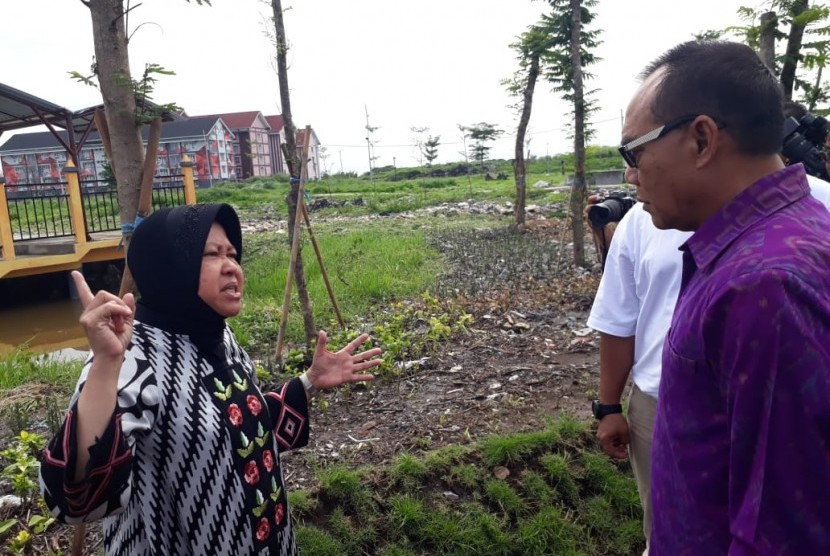 Wali Kota Surabaya Tri Rismaharini menanam bibit bambu khas Bali di Taman Harmoni Keputih, Sukolilo, Surabaya, Kamis (27/2).