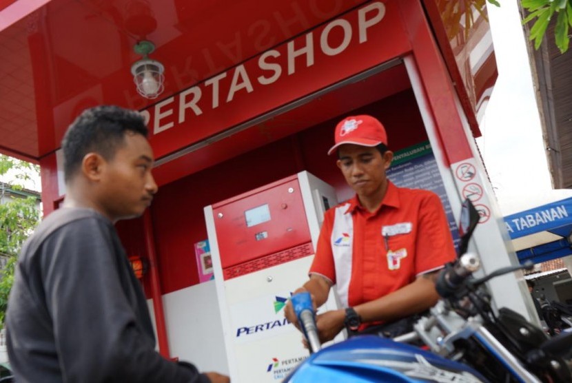 Aktivitas pengisian bensin di Pertamina Shop (Pertashop) yang berada di Desa Mengwi, Badung, Bali.