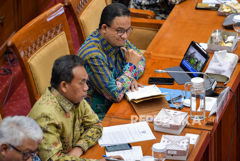 Gubernur DKI Jakarta Anies Baswedan (kanan) mengikuti Rapat Dengar Pendapat (RDP) dengan Komisi X DPR di Kompleks Parlemen, Senayan, Jakarta, Kamis (27/2/2020). 