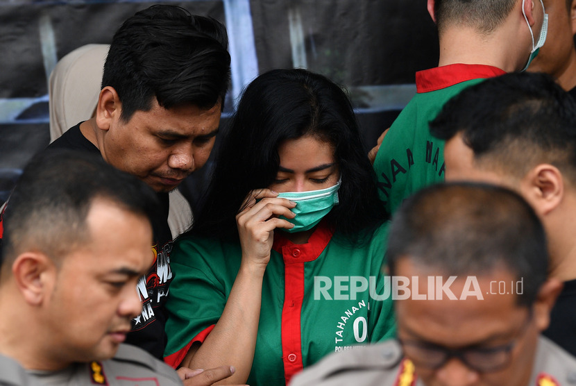 Tersangka aktris Vitalia Shesa dihadirkan dalam rilis kasus narkoba di Polres Metro Jakarta Barat, Jakarta, Kamis (27/2/2020).(Antara/Sigid Kurniawan)