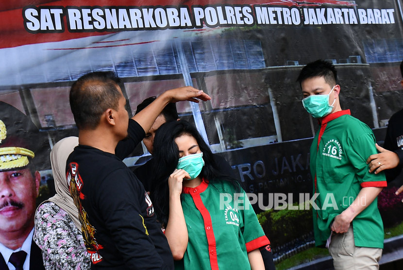 Tersangka aktris Vitalia Shesa (kedua kiri) dan kekasihnya Andre dihadirkan dalam rilis kasus narkoba di Polres Metro Jakarta Barat, Jakarta, Kamis (27/2/2020).