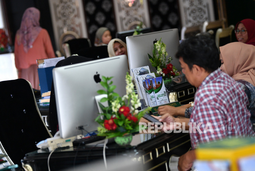 Calon jamaah umrah mencari informasi ibadah umrah di kantor pusat Maktour Travel Umrah dan Haji, Jakarta Timur, Kamis (27/2/2020). 