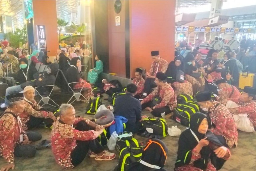 Ribuan jemaah calon umrah terlantar di Terminal 3 Bandara Internasional Soekarno-Hatta, Tangerang, Kamis (27/2).