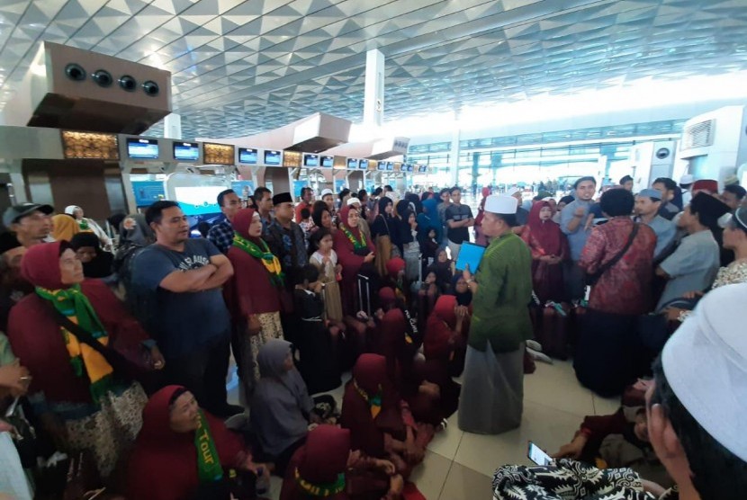Ribuan jemaah calon umrah terlantar di Terminal 3 Bandara Internasional Soekarno-Hatta, Tangerang, Kamis (27/2)