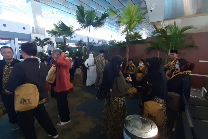 Ribuan jemaah calon umrah terlantar di Terminal 3 Bandara Internasional Soekarno-Hatta, Tangerang, Kamis (27/2) 