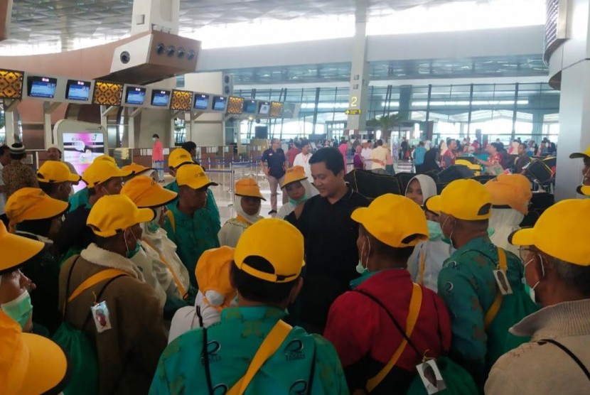 Ribuan jemaah calon umrah terlantar di Terminal 3 Bandara Internasional Soekarno-Hatta, Tangerang, Kamis (27/2). 