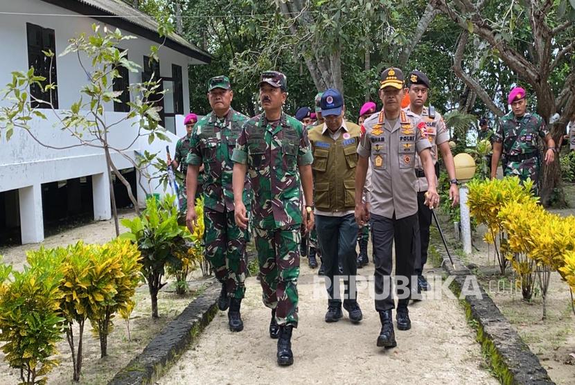 Panglima TNI Marsekal TNI Hadi Tjahjanto dan Kapolri Jenderal Idham Azis