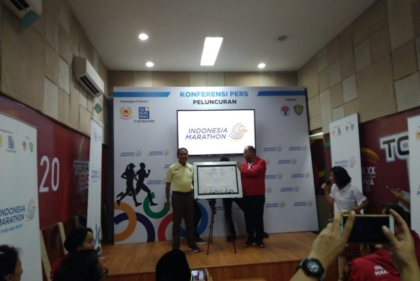 Menteri Pemuda dan Olahraga (Menpora) RI, Zainudin Amali (kiri) dan Ketua Umum KONI, Marciano Norman meluncurkan Indonesia Marathon 2020-2024 di Kantor Kemenpora, Jakarta, Kamis (27/2). 