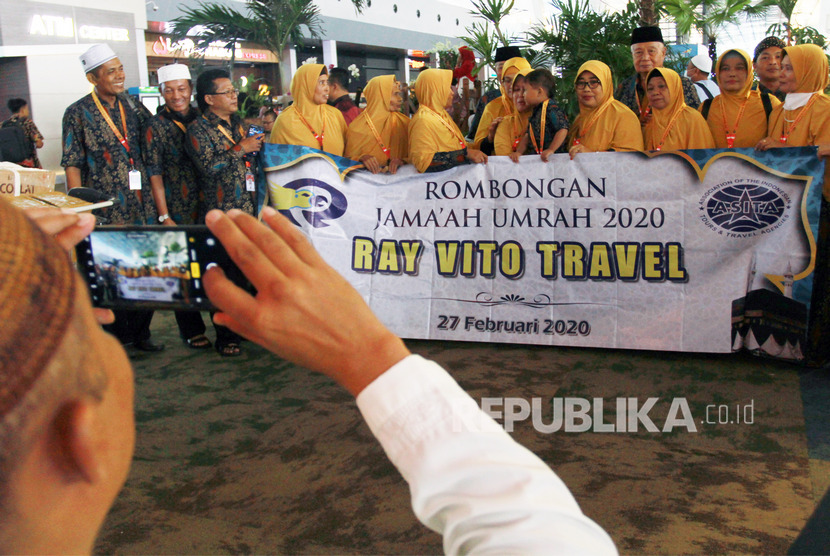 Calon Jamaah Umroh berfoto bersama saat menunggu kepastian untuk berangkat ke Tanah Suci Mekah di Terminal 3 Bandara Soekarno Hatta, Tangerang, Banten, Kamis (27/2/2020).