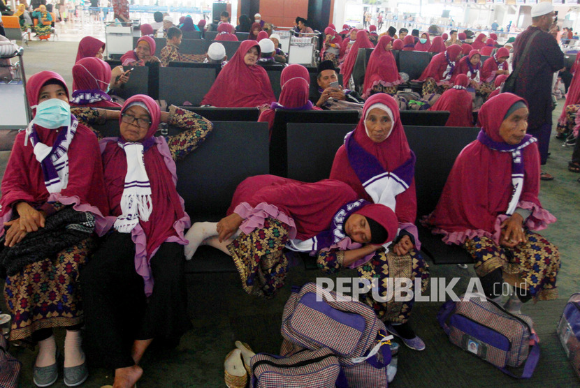 Calon Jamaah Umroh menunggu kepastian untuk berangkat ke Tanah Suci Mekah di Terminal 3 Bandara Soekarno Hatta, Tangerang, Banten, Kamis (27/2/2020).