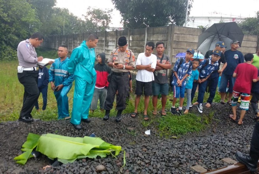 Polisi mengevakuasi korban meninggal dunia tertabrak kereta api di Kelurahan Sukanagara, Kecamatan Purbaratu, Kota Tasikmalaya, Kamis (27/2). 