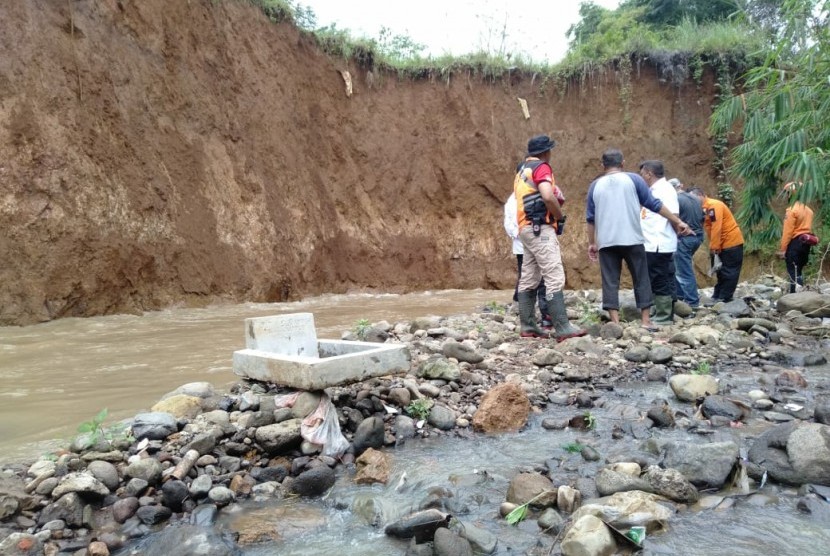 Makam di Kampung Nangerang, RT/RW 03/06, Kelurahan Rangga Mekar, Kecamatan Bogor Selatan, Kota Bogor diterpa longsor dan hanyut terbawa aliran Sungai Cipinang Gading, DAS Cisadane. (Ilusteasi)