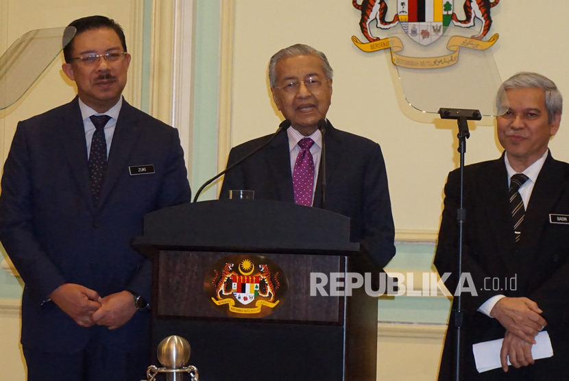 Perdana Menteri interim Malaysia Tun Dr Mahathir Mohamad (tengah) didampingi Kepala Sekretaris Negara Datuk Seri Mohd Zuki Ali (kiri) dan Sekretaris Perbendaharaan Tan Sri Ahmad Badri Zahir (kanan) melakukan jumpa pers di Kantor Perdana Menteri Putrajaya, Malaysia, Kamis (27/2/2020). Sembilan sultan Malaysia dijadwalkan bertemu pada Jumat (28/2). Mereka bertemu untuk menentukan bagaimana pemerintah berikutnya akan dibentuk. Ilustrasi.