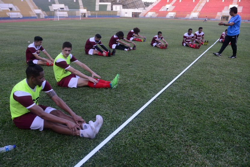Pesepak bola Persiraja mengikuti latihan fisik pada hari terakhir jelang pertandingan Liga 1 di stadion Harapan Bangsa, Banda Aceh, Kamis (27/2/2020).(Antara/Ampelsa)