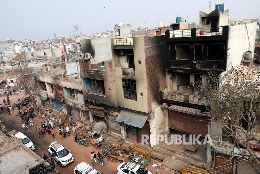  Kerusuhan sektarian yang terjadi di New Delhi, mengakibatkan sejumlah rumah, pertokoan dan kendaraan terbakar. Sedikitnya 40 orang tewas menjadi korban kekerasan.