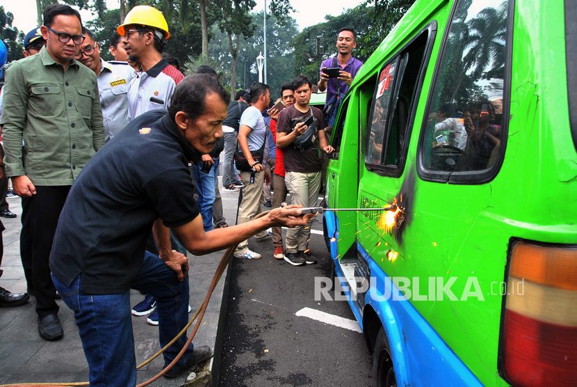 Bogor Realisasikan Program Reduksi Konversi Angkot. Wali Kota Bogor Bima Arya (kiri) melihat proses reduksi atau pengurangan angkutan kota (angkot) di Plaza Balaikota Bogor, Jawa Barat, Minggu (1/3/2020).