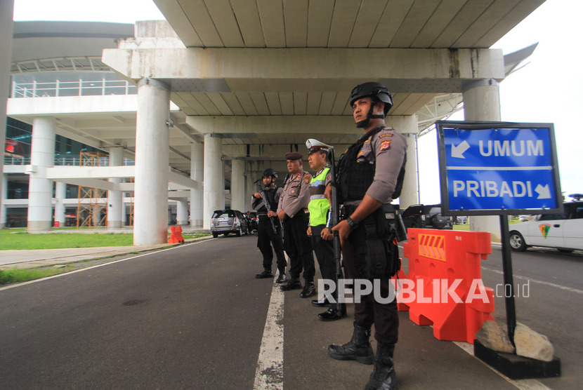 Personel Polri melakukan pengamanan di Bandara Internasional Kertajati, Majalengka, Jawa Barat, Ahad (1/3/2020).