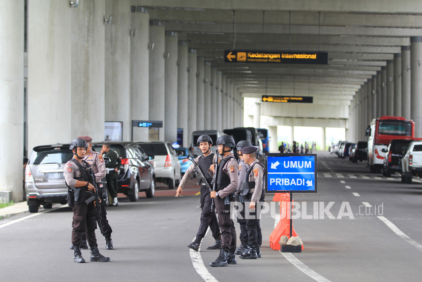 Personel Polri melakukan pengamanan di Bandara Internasional Kertajati, Majalengka, Jawa Barat, Ahad (1/3). PT Angkasa Pura (AP) II (Persero) berencana akan mengembangkan Bandara Internasional Jawa Barat (BIJB), Kertajati pada tahun ini agar bisa menjadi pusat logistik.