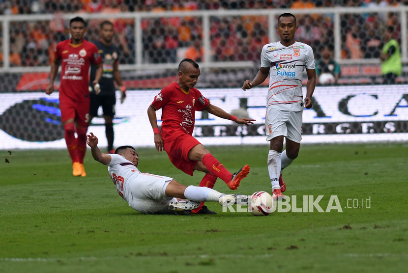 Borneo FC (putih) saat menghadapi Persija Jakarta.
