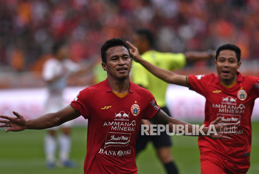 Pemain Persija Jakarta Osvaldo Haay (kiri) dan Evan Dimas berselebrasi usai menjebol gawang Borneo FC dalam pertandingan pekan pertama Shopee Liga 1 2020 di Stadion Utama Gelora Bung Karno (SUGBK), Jakarta, Ahad (1/3/2020).