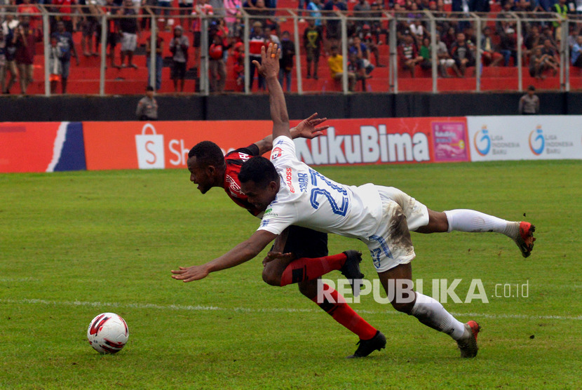 Pemain Persipura Gunansar Mandowen (kiri) berebut bola dengan pemain PSIS Semarang Safrudin Tahar (kanan) pada pertandingan pekan pertama Shopee Liga 1 2020 di Stadion Klabat, Manado, Sulawesi Utara, Ahad (1/3/2020)(Antara/Adwit B Pramono)
