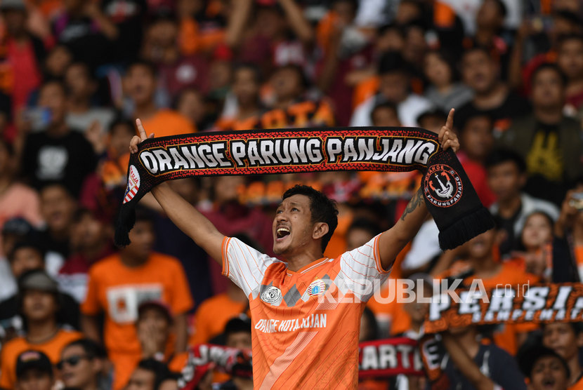Suporter Persija Jakarta membentangkan syal dukungan saat klub idolanya.