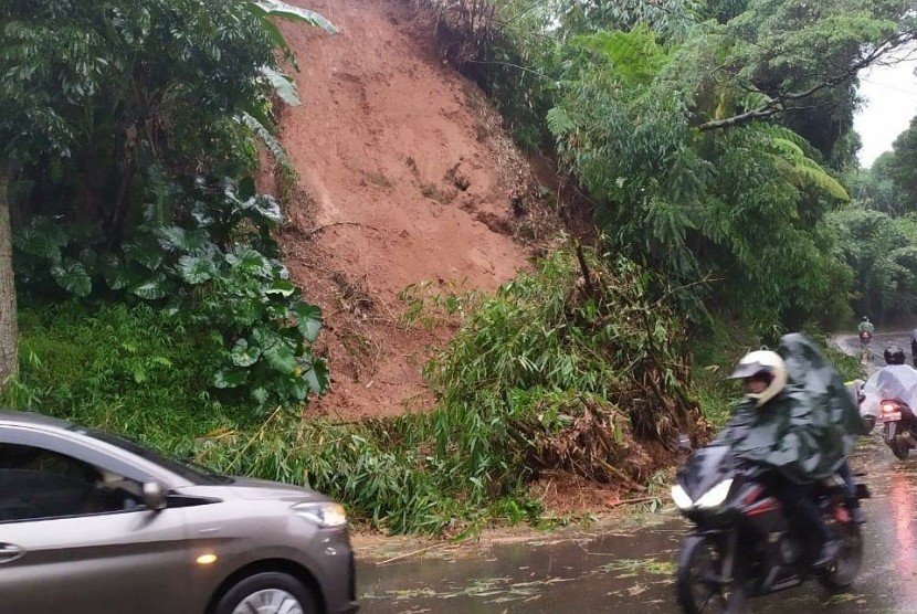 Longsor di Pangalegan.
