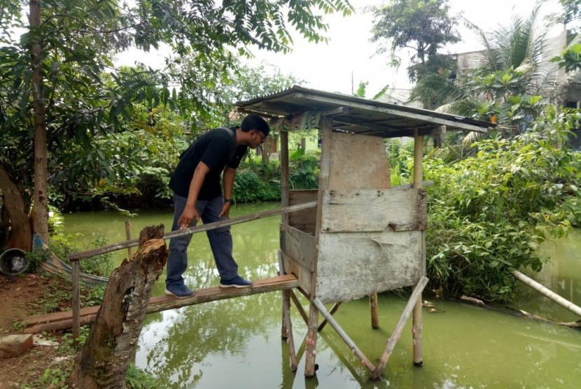 Jamban apung masih ditemukan di Kampung Cirompang, Kelurahan Kademangan, Kecamatan Setu, Kota Tangerang Selatan (Tangsel), Ahad (1/3). 
