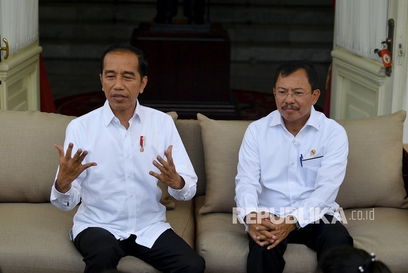 Presiden Joko Widodo (kiri) didampingi Menteri Kesehatan Terawan Agus Putranto menyampaikan konferensi pers terkait virus corona di Istana Merdeka, Jakarta, Senin (2/3/2020).
