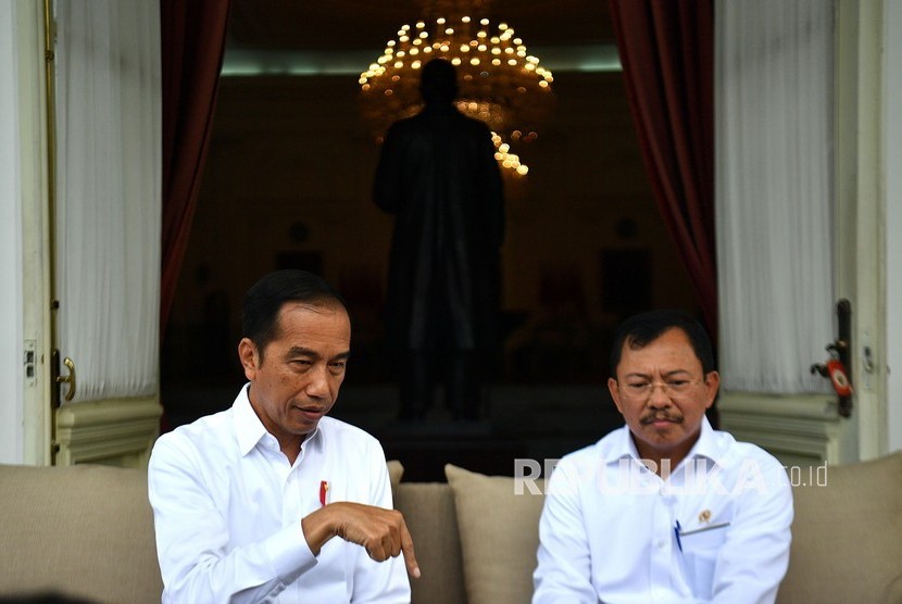 Presiden Joko Widodo (kiri) didampingi Menteri Kesehatan Terawan Agus Putranto menyampaikan konferensi pers terkait virus corona di Istana Merdeka, Jakarta, Senin (2/3/2020)