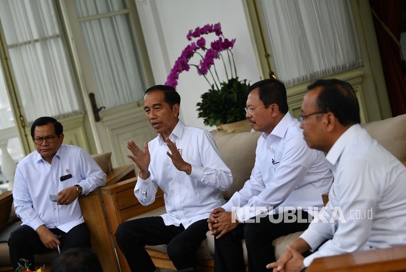 Presiden Joko Widodo (kedua kiri) didampingi Menteri Kesehatan Terawan Agus Putranto (kedua kanan), Menseskab Pramono Anung (kiri) dan Mensesneg Pratikno menyampaikan konferensi pers terkait virus corona di Istana Merdeka, Jakarta, Senin (2/3/2020).