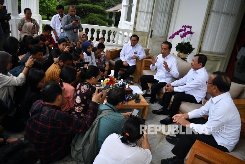 Presiden Joko Widodo (ketiga kanan) didampingi Menteri Kesehatan Terawan Agus Putranto (kedua kanan), Menseskab Pramono Anung (keempat kanan) dan Mensesneg Pratikno (kanan) menyampaikan konferensi pers terkait virus corona di Istana Merdeka, Jakarta, Senin (2/3/2020)