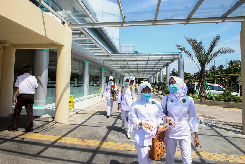 Pekerja rumah sakit menggunakan masker di RSPI Sulianti Saroso, Jakarta, Senin (2/3/2020).