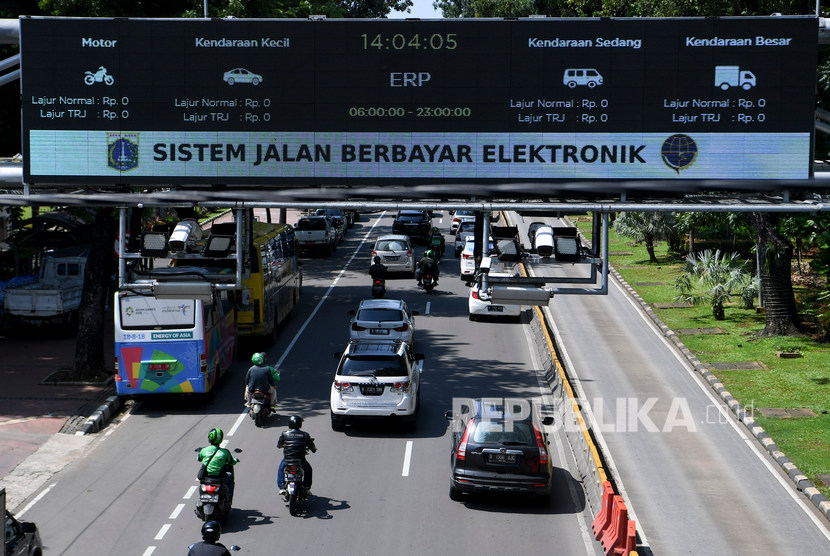Kendaraan bermotor melintas di bawah alat Sistem Jalan Berbayar Elektronik (ERP) di Jalan Medan Merdeka Barat, Jakarta, Senin (2/3/2020). 