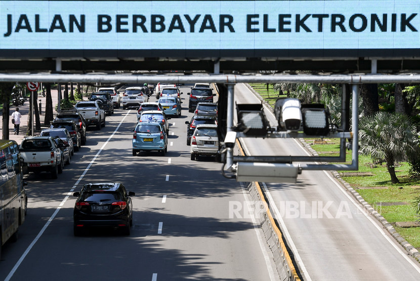 Kendaraan bermotor melintas di bawah alat Sistem Jalan Berbayar Elektronik (ERP) di Jalan Medan Merdeka Barat, Jakarta, Senin (2/3/2020).